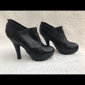Frye Liz stiletto booties sz7